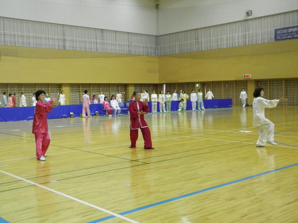 徒手６種目、器械４種目に分かれ太極拳の演武を披露