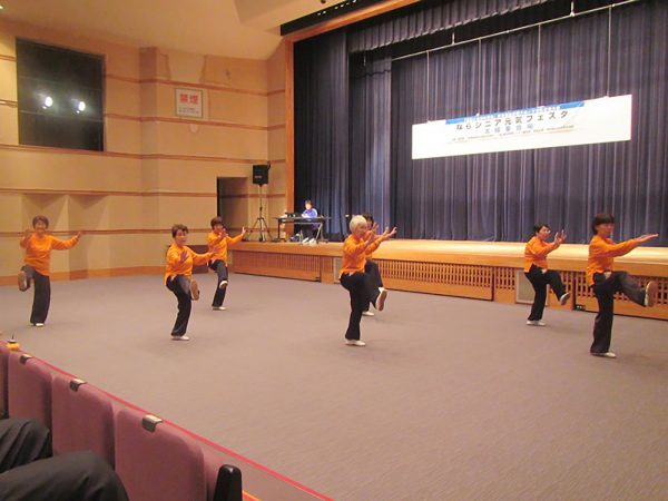 ねんりんピックを目指し演武する愛好者グループ