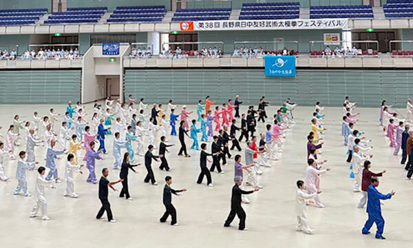 県歌「信濃の国」をバックに160人が集団演武