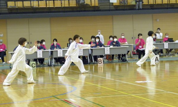 シルバー世代の選手たちがのびのびと演武