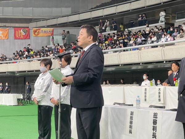 開会の辞を代読される川﨑雅雄副会長