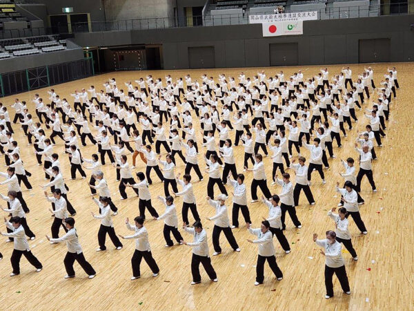 集団演武で一体感を見せた参加者たち