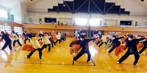 壮観な太極扇の集団演武