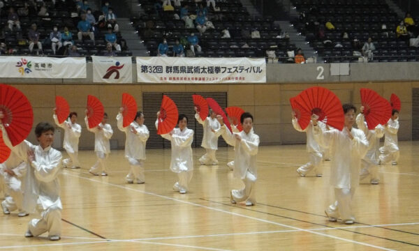 10歳から97歳までと幅広い愛好者が集まり伸びやかに演武