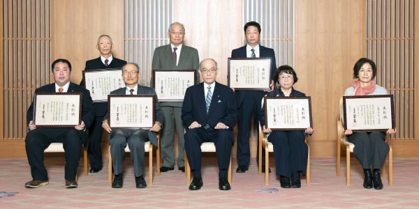 小松市太極拳協会が表彰を受けた（写真右から２番目）