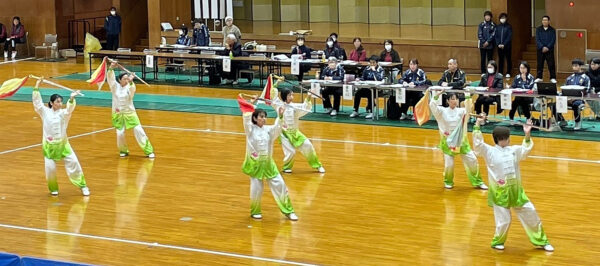 美しい集団演武に観客から大きな拍手