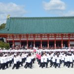 大勢での平安神宮の演武は格別（写真は昨年10月の同演武）