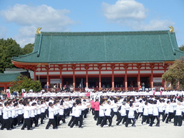 大勢での平安神宮の演武は格別（写真は昨年10月の同演武）