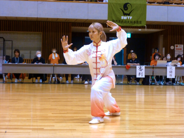 国スポ成年女子総合太極拳で１位の土井未来選手（清水町）