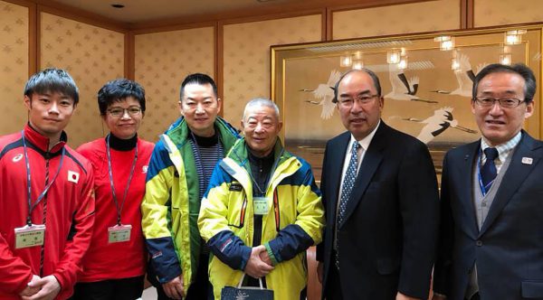 北海道新聞本社にて村田正敏会長（右から２番目）、 佐々木政文 東京2020・スポーツ戦略本部長（右）と