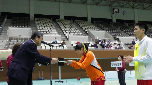 辻本三郎丸常務理事より代表表彰を受ける 中村里香選手と鈴木崚介選手