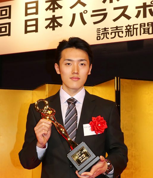 「第68回日本スポーツ賞」を２年連続で受賞し、 表彰式でトロフィーを手にする荒谷友碩選手