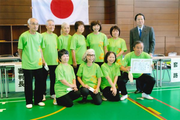 衛藤征士郎会長とゆのか太極拳クラブの皆さま