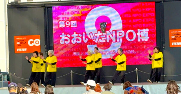 ステージでは入門初級太極拳、28式扇、双扇の演武を披露