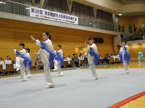 緊張の中、日頃の鍛錬の成果を競い演武