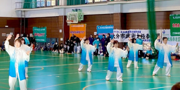 団体演武に10チームがエントリーし、練習の成果を競い合った