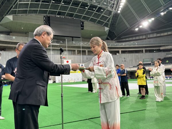 西村誠志常務理事より表彰を受ける土井未来選手