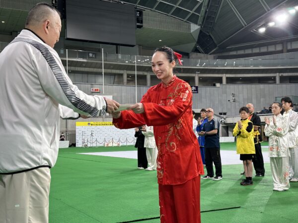 孫建明常務理事より表彰を受ける齋藤志保選手