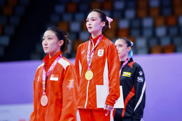 金メダルを獲得した齋藤志保選手(中央)