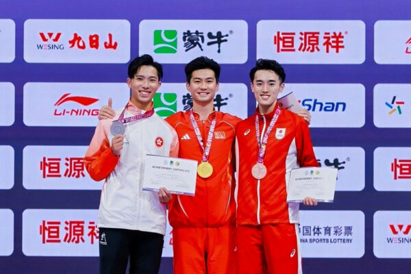 銅メダルを獲得した荒谷友碩選手(右)