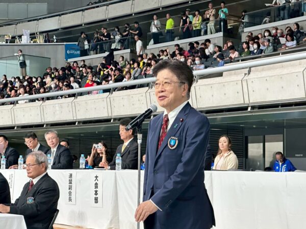 開会の辞を述べる衆議院議員・加藤勝信会長