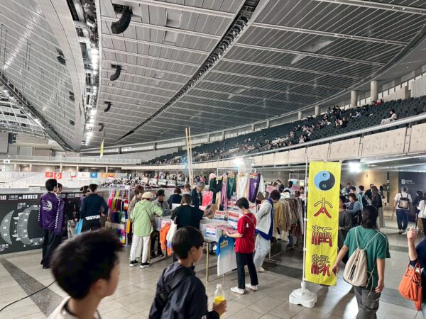 各社による太極拳グッズの販売も行われた