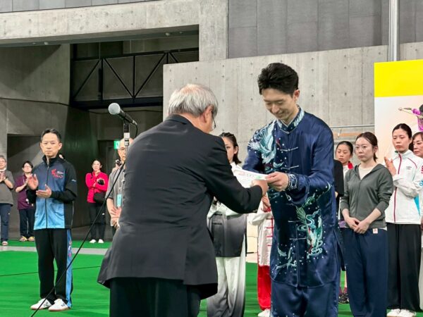 :西村誠志監査員より表彰を受ける西口直輝選手