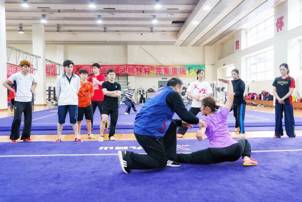 指導を受ける貴田菜ノ花選手（長拳）