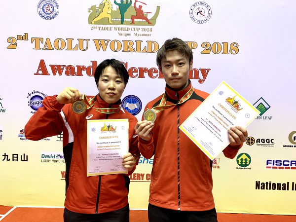 男子剣術・槍術で銀メダルを2個獲得した大川智矢選手(右) と女子槍術で銅メダルを獲得した山口啓子選手(左)
