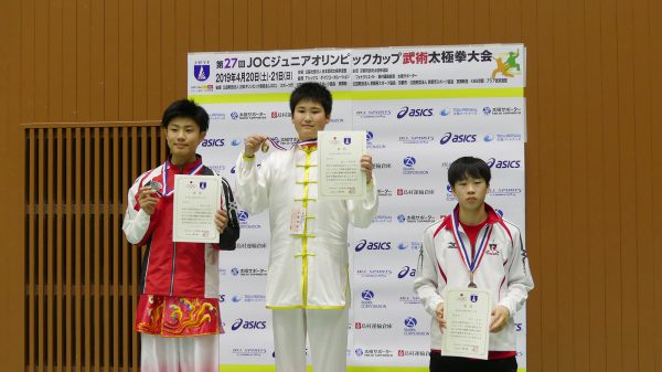 表彰台で笑顔を浮かべるジュニア選手たち