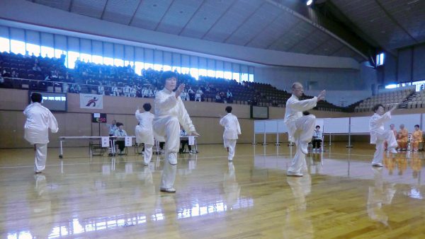 日頃の練習の成果を競い、熱演する出場チーム