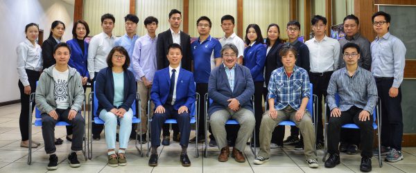 余海生総経理(前列左から3番目)並びに佛山市擎天科技有限公司の技術者の皆さまと日本連盟技術チーム(前列左から 1番目・孔祥東選手強化委員会委員長、2番目・及川佳織審判委員会委員長、4番目・近藤重和事業委員会委員長、5番目・ 中村剛審判委員会副委員長、6番目・上田英司総務委員会副委員長)