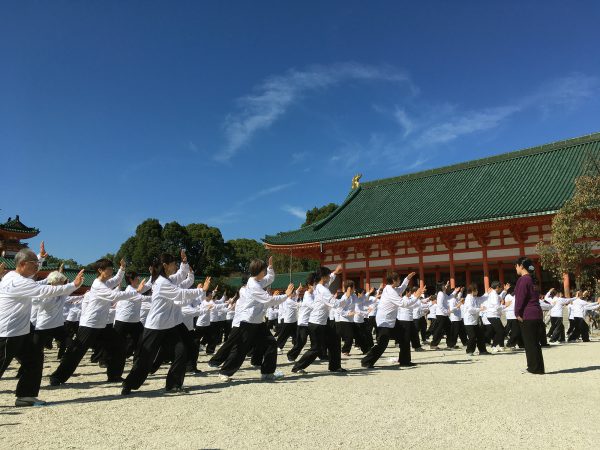 リハーサルがないにもかかわらず、愛好者902人による 息の合った表演は圧巻である