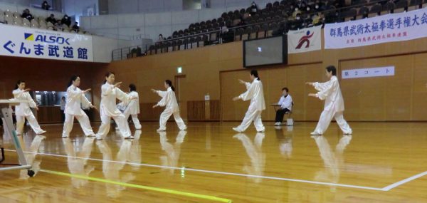 熱演する集団チーム