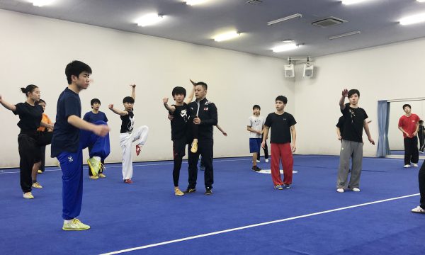 李英奎コーチのご指導を受けるジュニア選手たち（長拳）