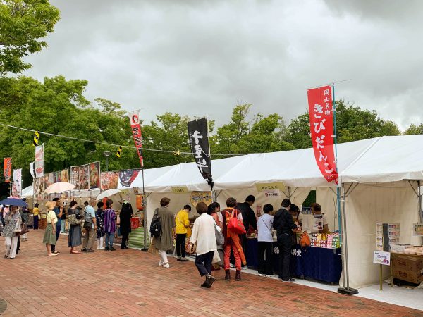 場外はご当地グルメや土産物販売で賑わう