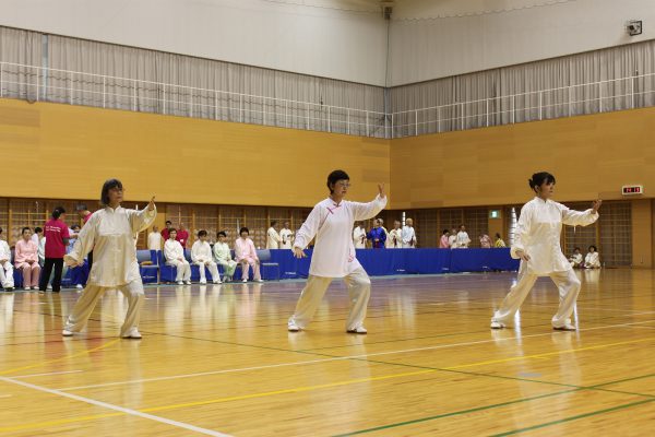 徒手７種目、器械４種目に分かれ太極拳の演武を披露