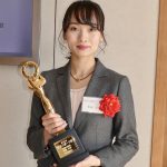 「第69回日本スポーツ賞」表彰式でトロフィーを手にする齋藤志保選手