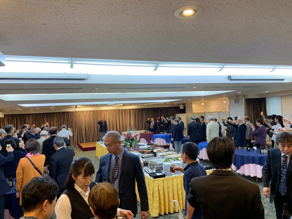 懇親会では会員全員の健勝を願って乾杯