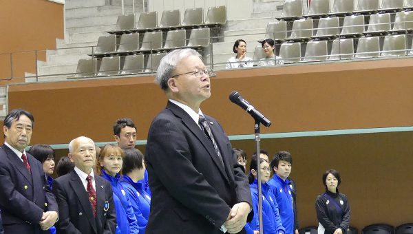 閉会の挨拶を述べる大阪府 連盟・大藪二朗副会長