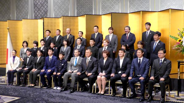 山下泰裕JOC会長らとともに記念撮影（国際競技大会優秀者表彰）