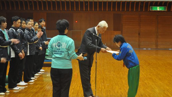 和気あいあいとした表彰式の様子