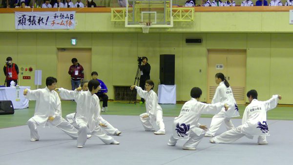 優勝を飾った和歌山県B「チーム陣」の演武