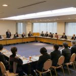 理事会開会にあたり挨拶する岡﨑温会長代行
