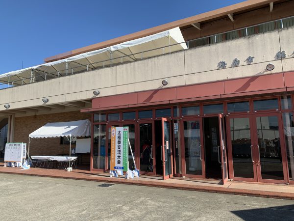 会場の「海南市総合体育館」