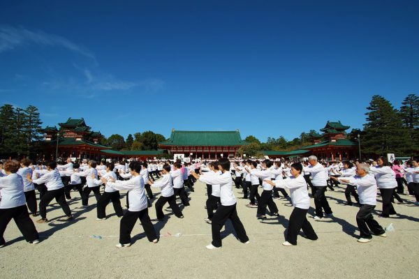 令和元年、平安神宮、蒼穹秋天、白砂青松、一斉演武、神前奉納、 心身充実、気宇壮大！気に満ち、自ずと洗心。