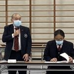 理事会開会にあたり挨拶を述べる岡﨑温会長代行