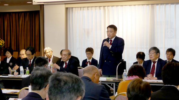 2018年度事業報告について説明する川﨑雅雄専務理事