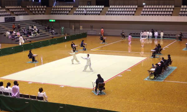 ２面のコートで熱戦が繰り広げられた