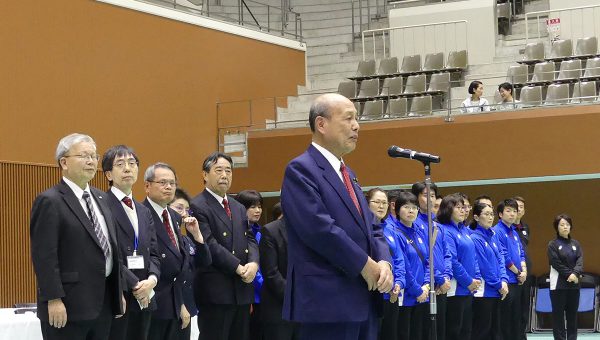 閉会式で挨拶を述べる京都府連 盟会長の二之湯智参議院議員